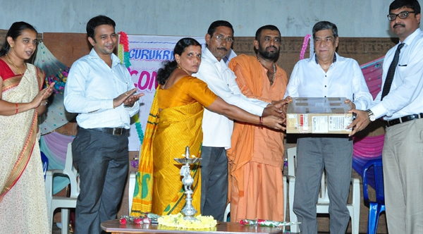 ಯುಎಇ ಎಕ್ಸ್‌ಚೇಂಜ್‌ನಿಂದ ಶಾಲೆಗೆ ಕಂಪ್ಯೂಟರ್ ವಿತರಣೆ